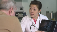 CU Female doctor using tablet and discussing with patient in … [138681299] | 写真素材・ストックフォトのアフロ