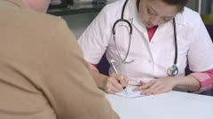 CU TU Female doctor talking with patient in hospital / London, … [138681297] | 写真素材・ストックフォトのアフロ