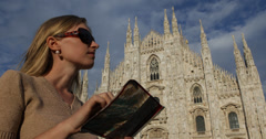 Ultra HD 4K Duomo Milan Cathedral Lucky Happy Young Woman Map … [45707972] | 写真素材・ストックフォトのアフロ