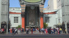 Group tourist people enjoy visit Chinese theatre walk fame … [140147210] | 写真素材・ストックフォトのアフロ