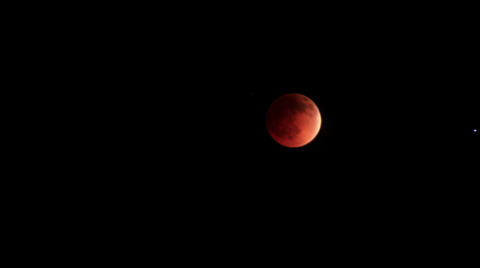 4K Lunar Eclipse 2014 33 Moon and Clouds April [46215373]の動画素材 - アフロ