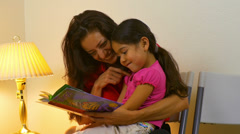 Mom reading a book to her young daughter 4K [46270725] | 写真素材・ストックフォトのアフロ