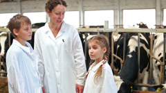 Son, mother and little daughter in white robe at caw stall [46416339] | 写真素材・ストックフォトのアフロ