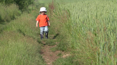 Little boy walking on village path, difficult stepping [46456776] | 写真素材・ストックフォトのアフロ