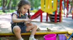 Cute girl with braids is making a little hill in sandbox. [47179685] | 写真素材・ストックフォトのアフロ