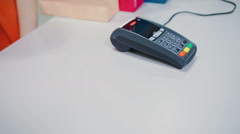 Moment of payment with a credit card through terminal [139997334] | 写真素材・ストックフォトのアフロ