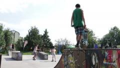 Urban Teens At Skate Park, Teen Boy Watching Skateboarders … [139992973] | 写真素材・ストックフォトのアフロ