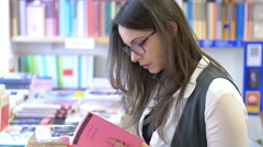 bookshop: cute young woman reading surrounded by the shelves … [139988645] | 写真素材・ストックフォトのアフロ