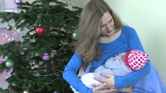 Mother mom breast feed infant baby near Christmas tree [47725280] | 写真素材・ストックフォトのアフロ