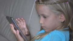 Little Girl, Child Playing Tablet, Computer, Surfing Internet, … [47766898] | 写真素材・ストックフォトのアフロ