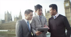 4K Asian male business team using computer tablet in London [47779291] | 写真素材・ストックフォトのアフロ