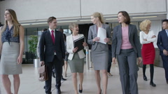 4K Large diverse business group talking as they walk through … [47848751] | 写真素材・ストックフォトのアフロ