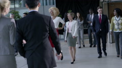 4K Large diverse business group talking as they walk through … [47849313] | 写真素材・ストックフォトのアフロ