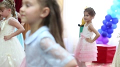 Thirteen little girls dance in hall decorated with balloons [48260352] | 写真素材・ストックフォトのアフロ