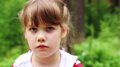 Little cute girl grimaces in summer park. Close up view [48075157] | 写真素材・ストックフォトのアフロ