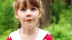 Little cute girl grimaces and laughs in summer park. Close … [48075145] | 写真素材・ストックフォトのアフロ