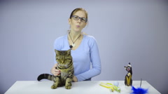 Woman caressing cat and talking to camera 4K [47684497] | 写真素材・ストックフォトのアフロ