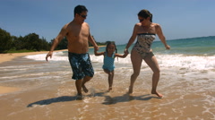 Mother and father swing young daughter at beach [47224647] | 写真素材・ストックフォトのアフロ
