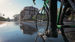 Young man riding on wet asphalt on his fixed gear bike in old … [47035641] | 写真素材・ストックフォトのアフロ