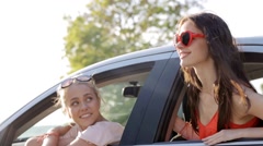 happy teenage girls or women in car at seaside [138500282] | 写真素材・ストックフォトのアフロ