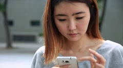 Young asian women standing at street of city using smart phone … [46735423] | 写真素材・ストックフォトのアフロ