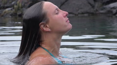 SLOW MOTION: Young woman in bikini raises form underwater to … [46653057] | 写真素材・ストックフォトのアフロ