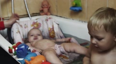 Little boy play with toys in bathtub. Baby swim in cradle. … [46481973] | 写真素材・ストックフォトのアフロ