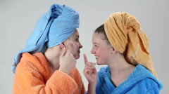 Teenage girls after shower applying cleansing skincare lotion … [46347204] | 写真素材・ストックフォトのアフロ