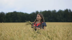 Beautiful young teen girl with ears of wheat in a wheat field [46123556] | 写真素材・ストックフォトのアフロ