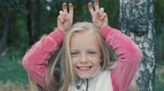 Little cute girl making horns and laughing in the autumn park. [46055531] | 写真素材・ストックフォトのアフロ