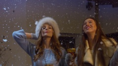 Two cheerful girls hugging, one girl kissing her best female … [45595754] | 写真素材・ストックフォトのアフロ