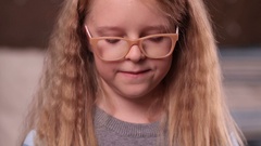 Cute little girl in glasses smiling [45539753] | 写真素材・ストックフォトのアフロ