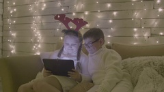 Smiling little girl and boy with tablet pc computer sitting … [45512924] | 写真素材・ストックフォトのアフロ