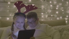Smiling little girl and boy with tablet pc computer sitting … [45512837] | 写真素材・ストックフォトのアフロ