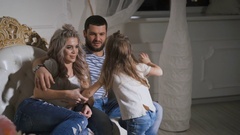 Father, mother and little daughter are happy family expecting … [45500647] | 写真素材・ストックフォトのアフロ