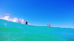 Two Attractive Surfers Paddling Towards The Camera In Slow … [45291457] | 写真素材・ストックフォトのアフロ