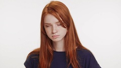 Outraged red-haired Caucasian teenage girl standing on white … [45105160] | 写真素材・ストックフォトのアフロ
