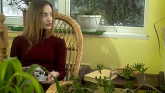attractive young girl with nice make up sitting in a wicker … [45029651] | 写真素材・ストックフォトのアフロ