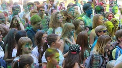 A group of a young people on the festival of colors Holi [139227509] | 写真素材・ストックフォトのアフロ