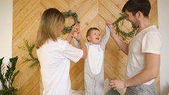 A young family with little son play on bed in the bedroom [138415068] | 写真素材・ストックフォトのアフロ