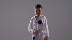 A very young karateka demostrates a self defence kata with … [44915239] | 写真素材・ストックフォトのアフロ