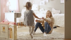 Cute Little Girl Runs Towards Her Young Mother and They Hug. [44867158] | 写真素材・ストックフォトのアフロ