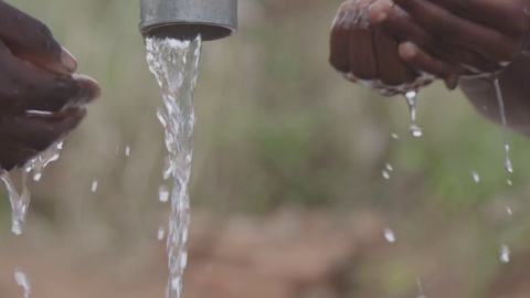 Children drinking water at the pump