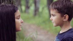 Portrait. A little boy is kissing with a little girl and hugging … [43545795] | 写真素材・ストックフォトのアフロ