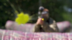 Paintball player shooting target HD game slow-motion POV video. Hit camera [43395001] | 写真素材・ストックフォトのアフロ