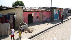 Pedestrians and children look and point at the camera as it … [139066275] | 写真素材・ストックフォトのアフロ