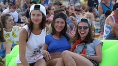 Pretty young teenager girls on beach resort party leisure watching … [139051643] | 写真素材・ストックフォトのアフロ