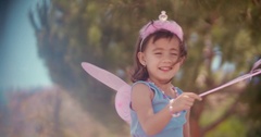 Cute little Asian girl in fairy costume playing make-believe [138187397] | 写真素材・ストックフォトのアフロ