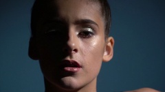 A thin brunette in a bright make-up calmly stands and looks … [138097708] | 写真素材・ストックフォトのアフロ
