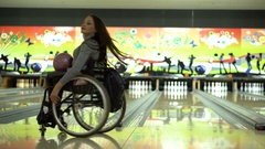 Attractive disabled girl in a wheelchair having fun in the … [138050441] | 写真素材・ストックフォトのアフロ